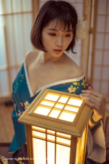 免费看美女脱衣服